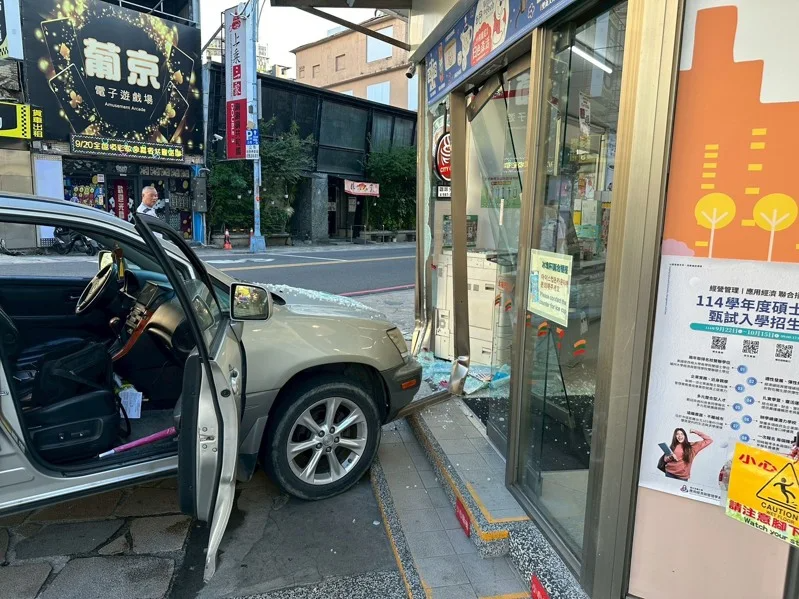 62歲的林姓男子駕駛休旅車沿中山路二段北上行駛，行經超商門口時，疑似在停車過程中操作不慎車輛爆衝，直接衝撞超商大門。