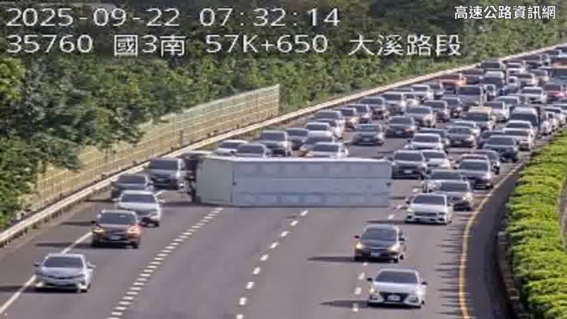 國道三號今（22）日上午發生1起嚴重車禍，1輛大貨車在南下57.5公里、桃園大溪路段處不明原因翻覆。