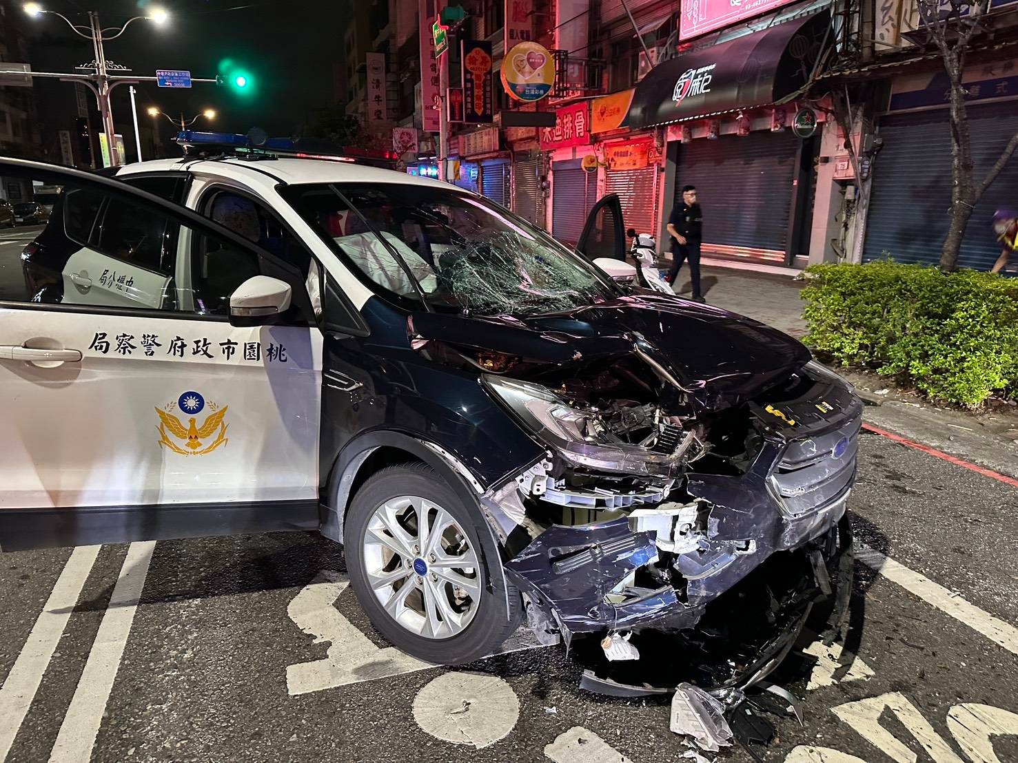 張姓毒品前科犯狂飆逃避警方追緝，車速過快失控撞上攔截的警車。