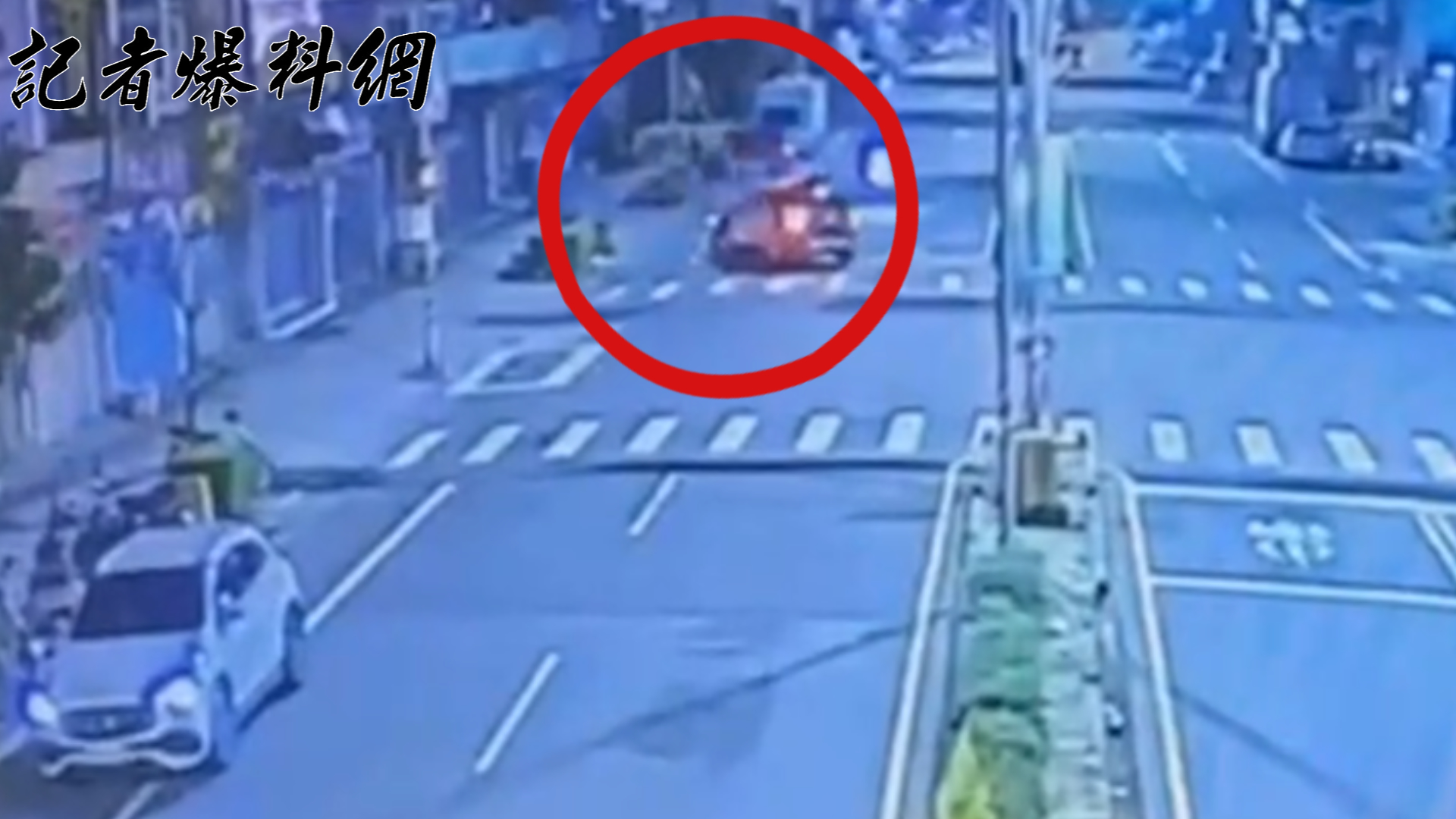 張姓毒品前科犯狂飆逃避警方追緝，車速過快失控撞上攔截的警車。