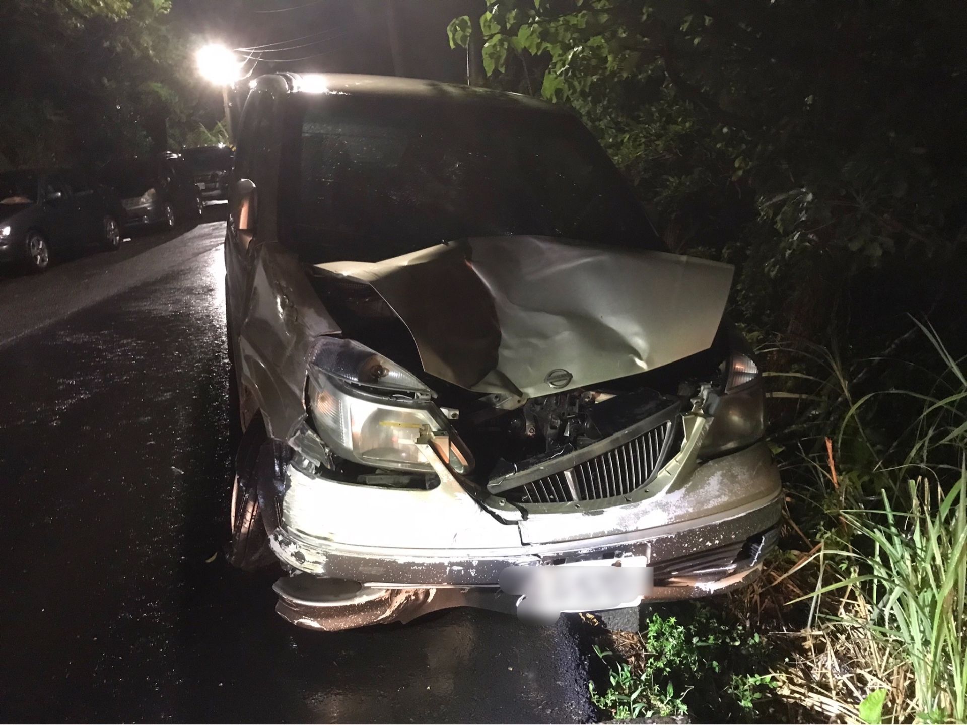 肇事車逃逸過程中，沿途又發生多起擦撞事故，最終駕駛將車輛棄置路旁後徒步逃離。