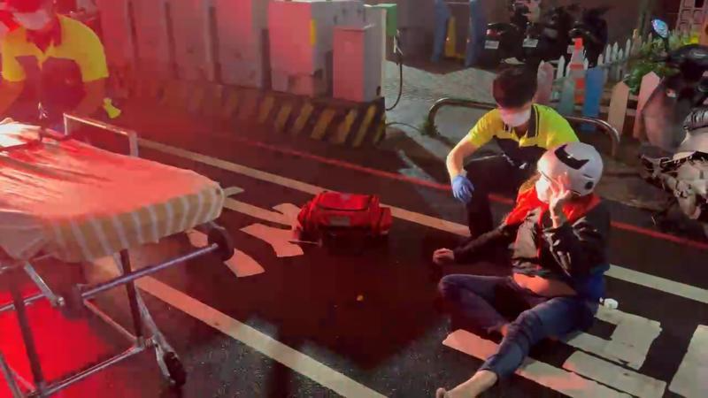 基隆市42歲尤姓女騎士騎乘機車行經中正路時，突遭後方汽車追撞倒地。