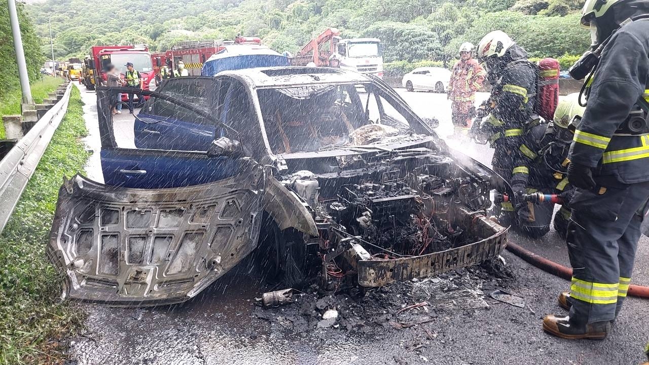 國道1號南向37.5K林口段,今(23)日下午14時許傳出火燒車事故。