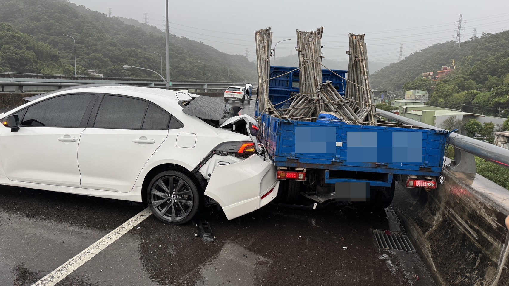 2部事故車輛又遭黃男駕駛的貨車追撞，下車站在路肩的特斯拉駕駛王男慘遭波及左小腿骨折。