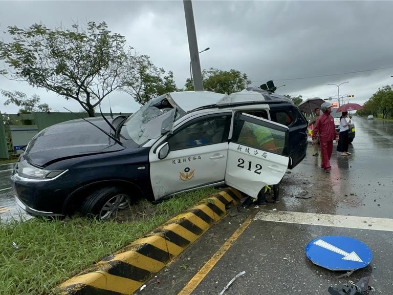 花蓮新城警分局1輛警車今（23）日中午12時許載送1名詐欺通緝犯，行經台9線三棧路段時，疑因天雨路滑失控，自撞中央分隔島與交通號誌燈桿。