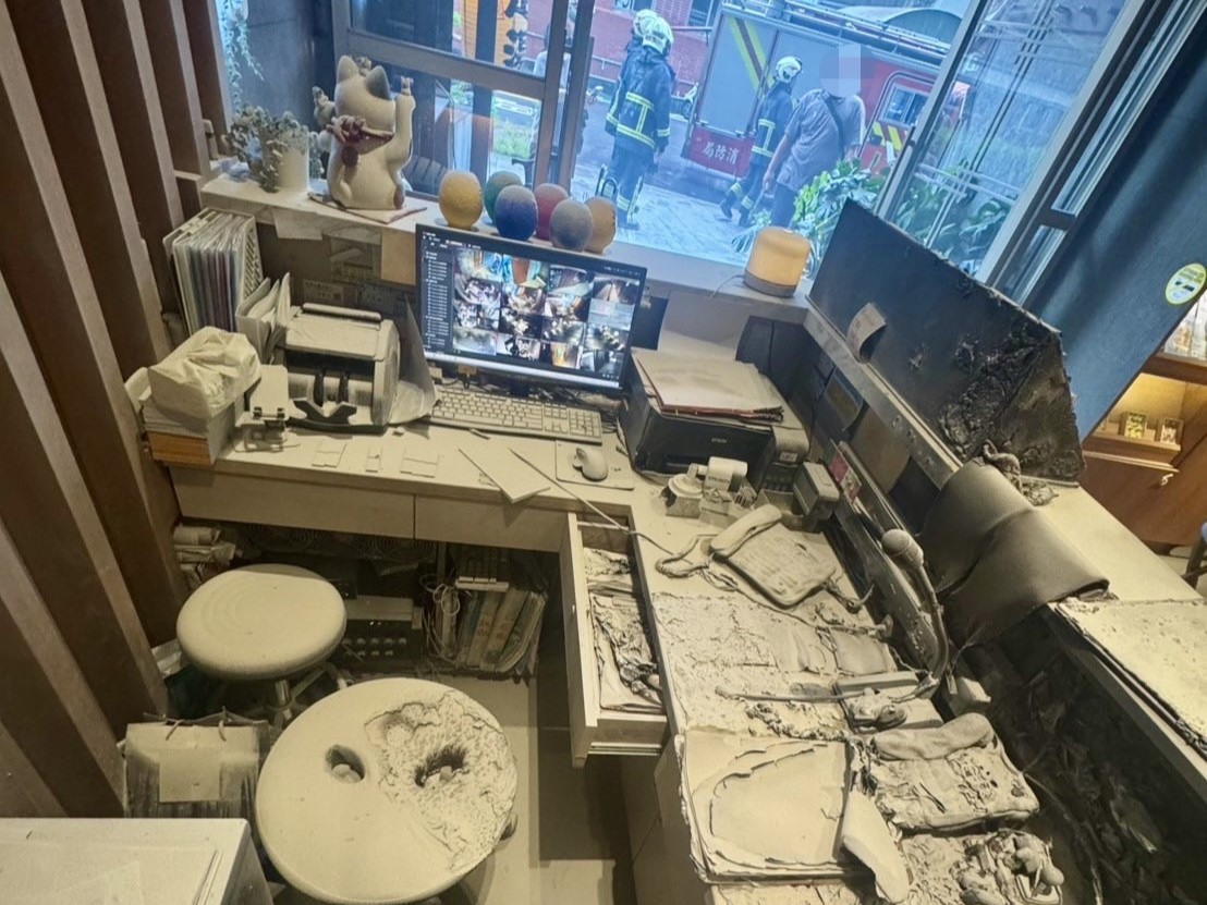 鄭女潑灑汽油索討金錢未果，點火燃燒店家櫃台。
