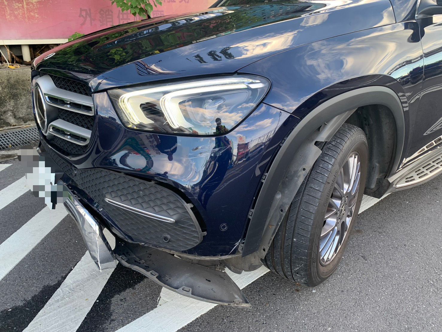 ​▲黃翁駕駛的賓士休旅車。
