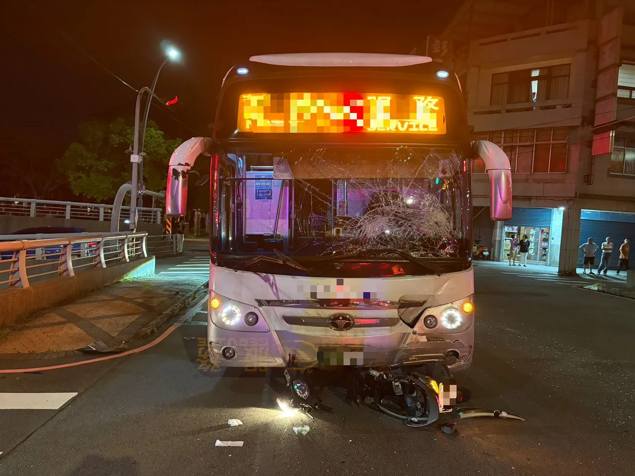 苗栗市建功街、中山路口，昨（24）日晚間21時許傳出重大死亡車禍。