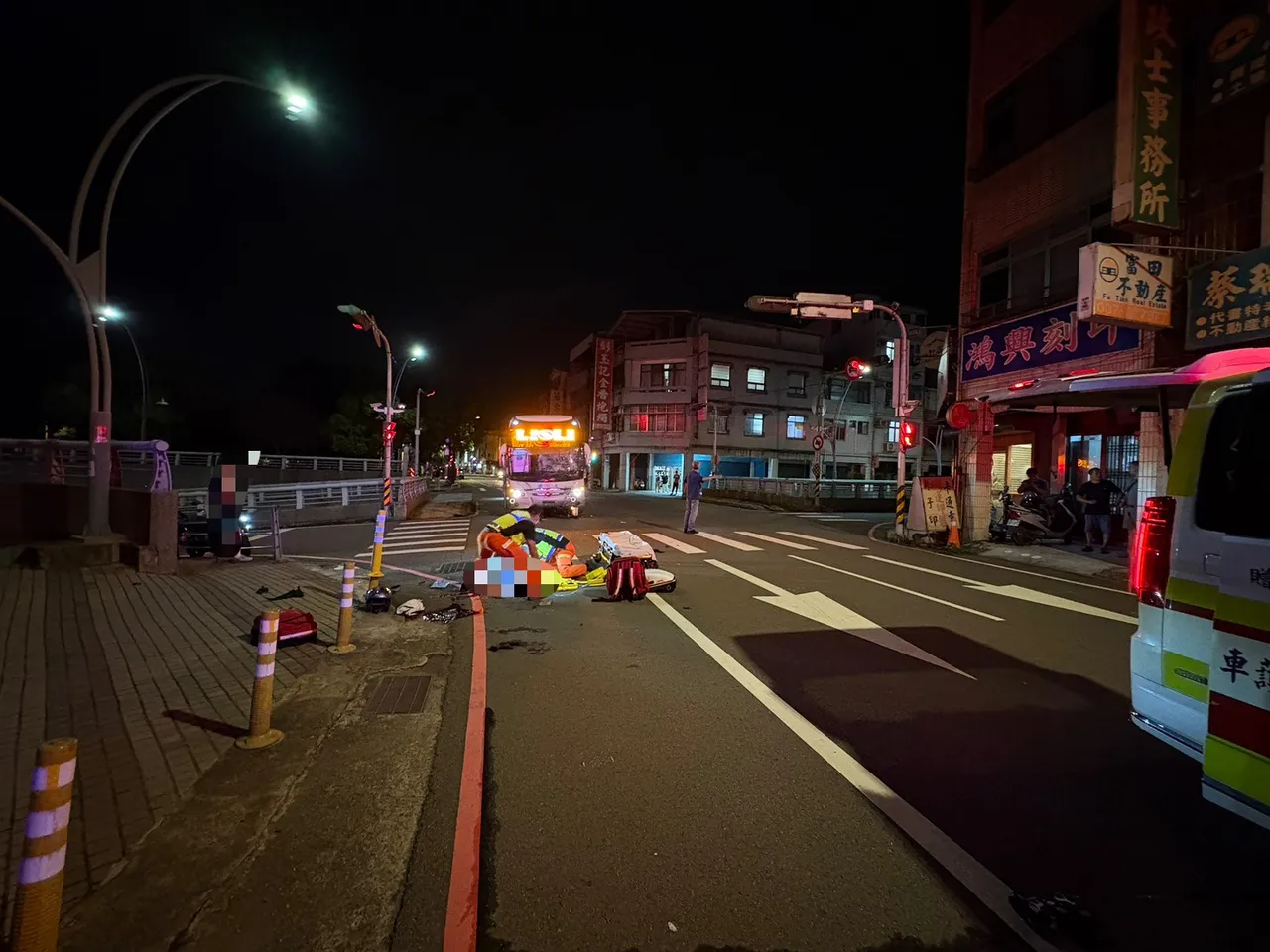 苗栗市建功街、中山路口，昨（24）日晚間21時許傳出重大死亡車禍。