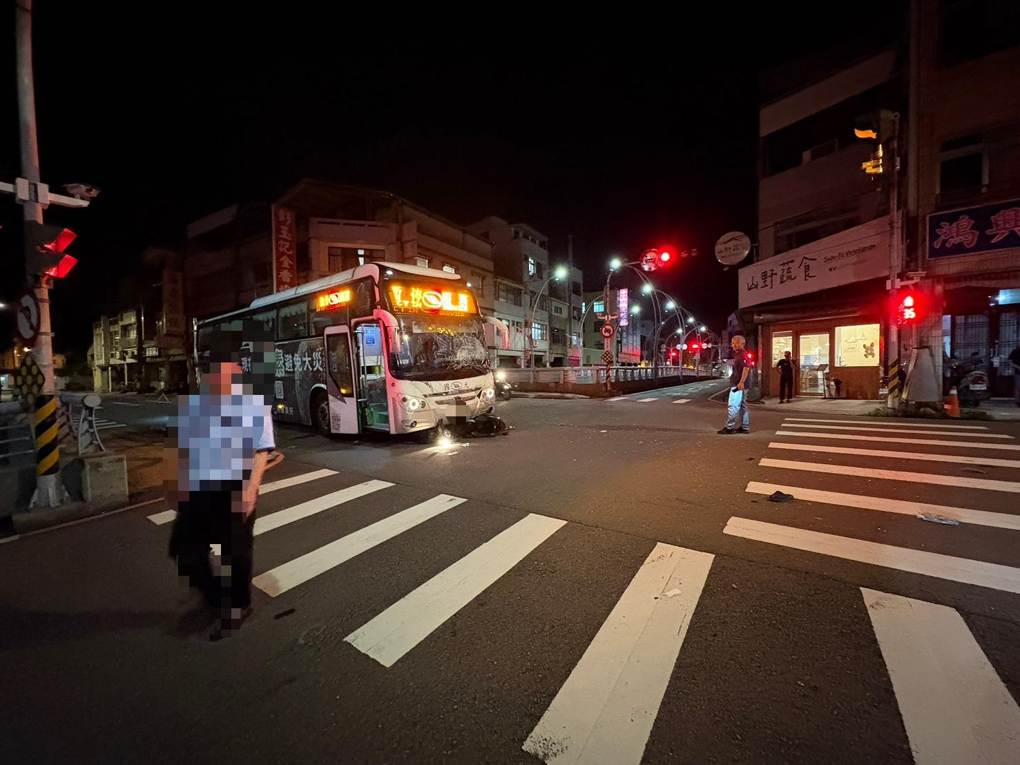 苗栗市建功街、中山路口，昨（24）日晚間21時許傳出重大死亡車禍。