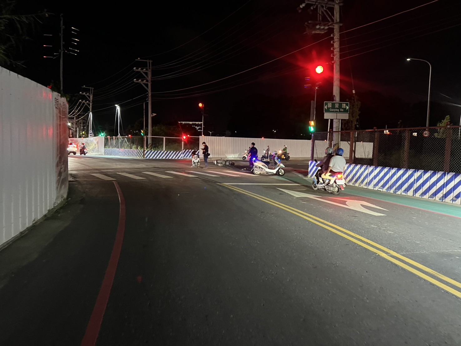 42歲程姓男子駕駛休旅車行經路口時闖紅燈，與直行的62歲余姓女騎士發生碰撞。