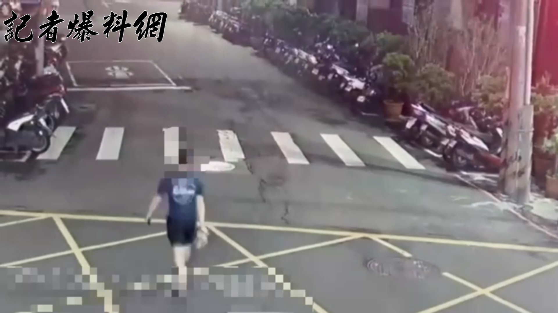 男子不滿店員不懂「軟殼包裝」香菸，竟出拳毆打還亮刀威脅，店員倉皇逃離後，男子也徒步離開現場。