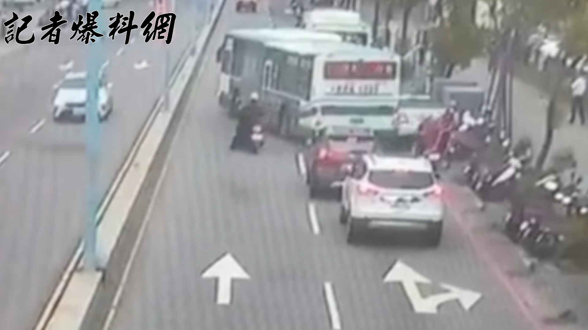 許女先追尾前方公車，慌忙倒車時又猛力撞上後方準備出站的另1輛公車，隨後車輛偏移衝向路肩，撞倒停放在停車格內的6部機車。
