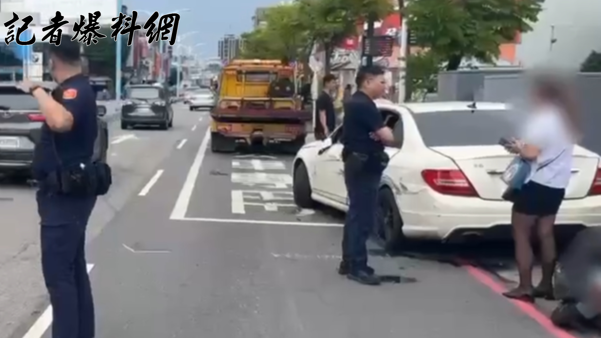 42歲許姓女子（右）駕駛賓士，先後碰撞2部公車，並波及路邊6部機車。