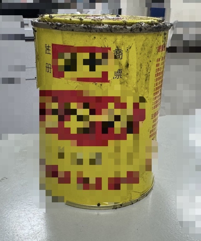 方男吸食的強力膠。