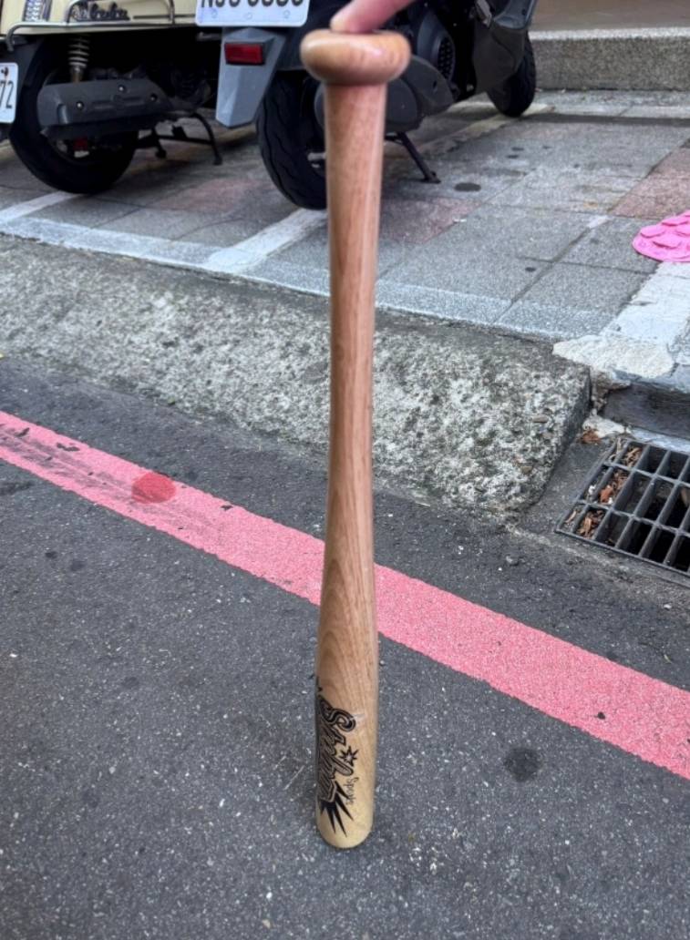 周女打人的球棒。