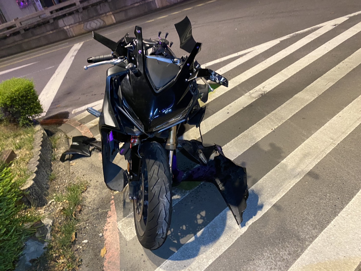 31歲的涂姓男子則騎乘要價40萬元起的紅牌重機Honda CBR650R。