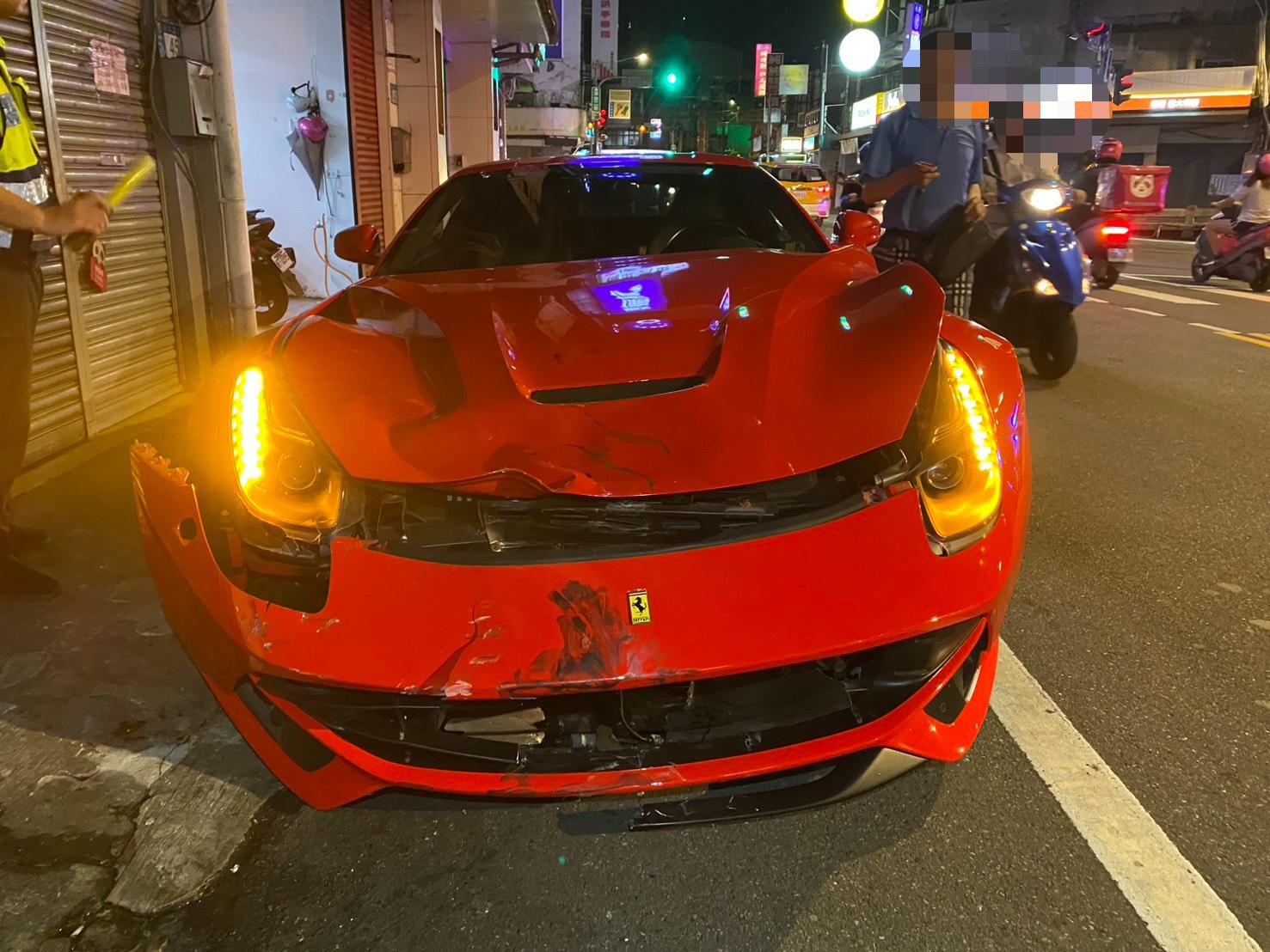 63歲陳姓男子駕駛新車要價1680萬元起跳的Ferrari F12berlinetta超跑。