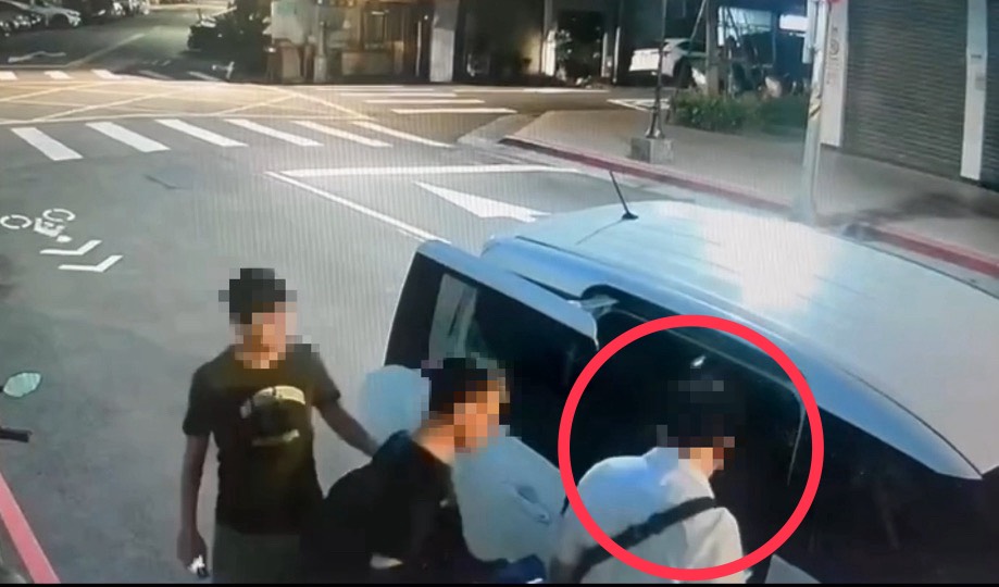 36歲陳姓男子疑因與同事有金錢往來，遭3名同事強押上車。