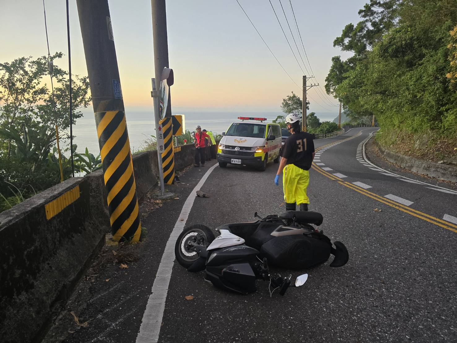 宜蘭縣南澳鄉台9丁線（舊蘇花公路），昨（30）日清晨4時許發生1起機車自撞護欄事故，現場僅留下機車不見騎士蹤影。