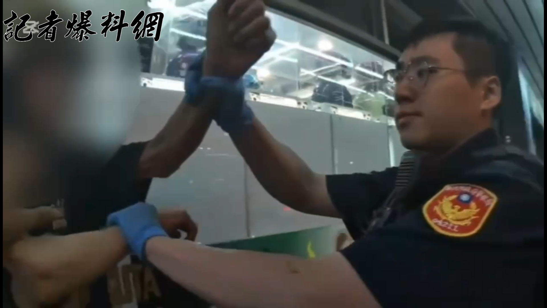 70歲梁姓老翁搭乘公車時未依規定刷卡付費，遭司機要求補刷後，竟拒絕配合並與司機發生激烈口角。警方獲報到場處理時，梁翁仍情緒激動，不願配合查驗身分，甚至出手推擠員警。