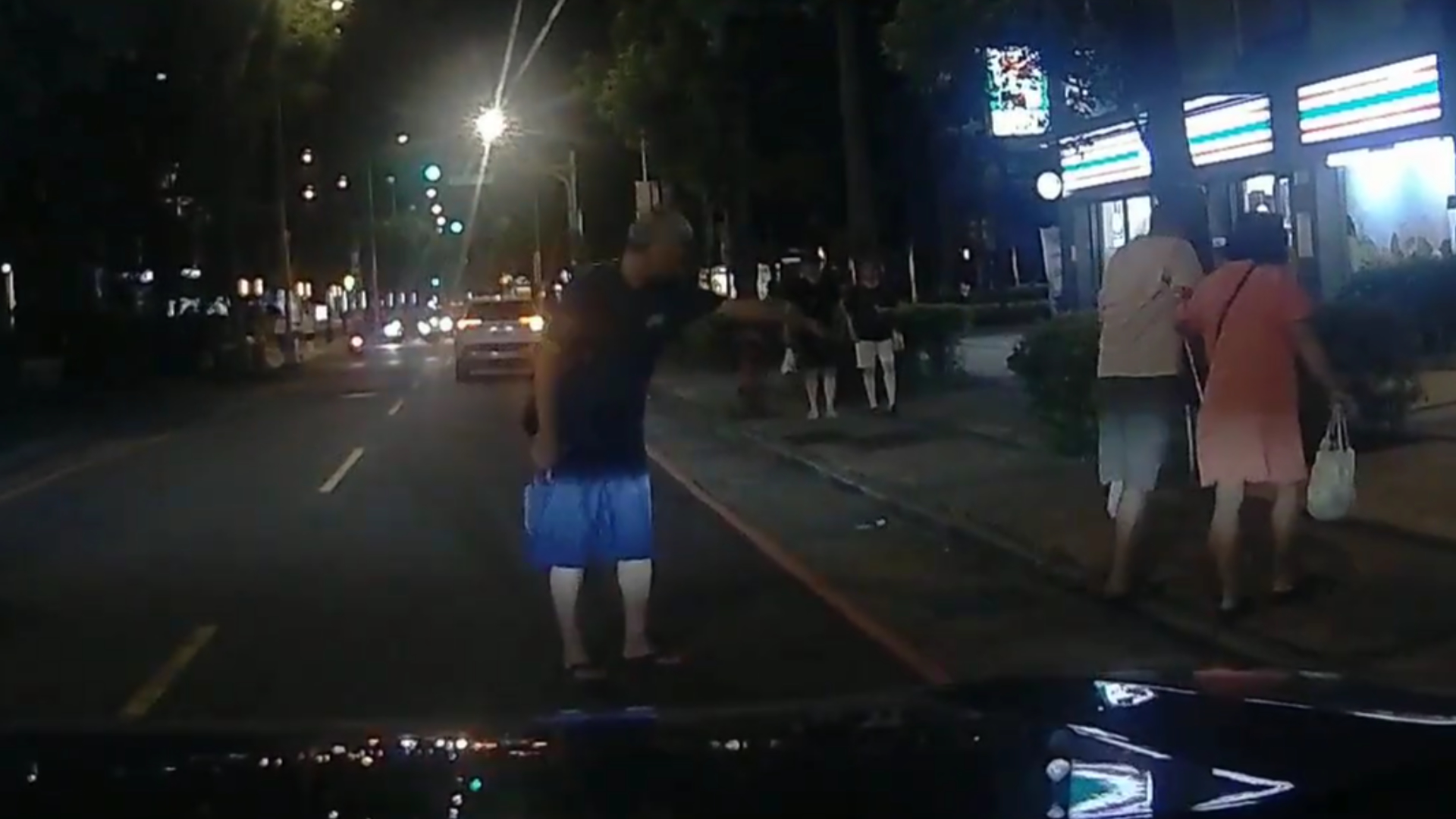 李姓男子疑因不滿3名行人未走行穿線闖越馬路，先閃大燈後又猛按喇叭示警，沒想到此舉引發對方不滿。