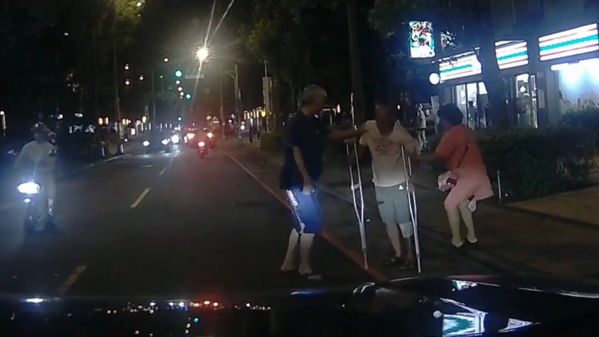 拄拐杖的阿伯見狀從人行道上衝下來準備找李男理論。