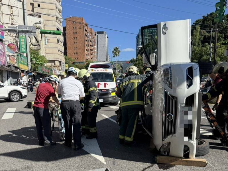 台北市內湖區三軍總醫院外，今（3）日上午8時許發生汽車自撞翻覆意外。