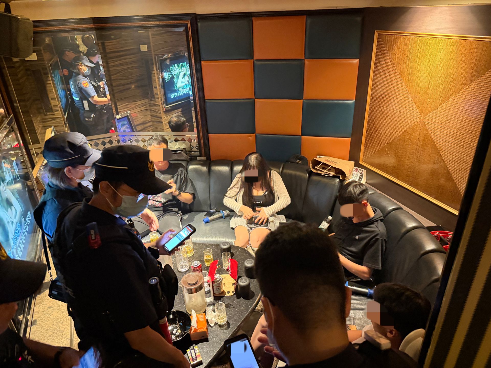桃園市中壢警分局為維護節日期間社會秩序與交通安全，於昨（3）日晚間進行擴大臨檢。