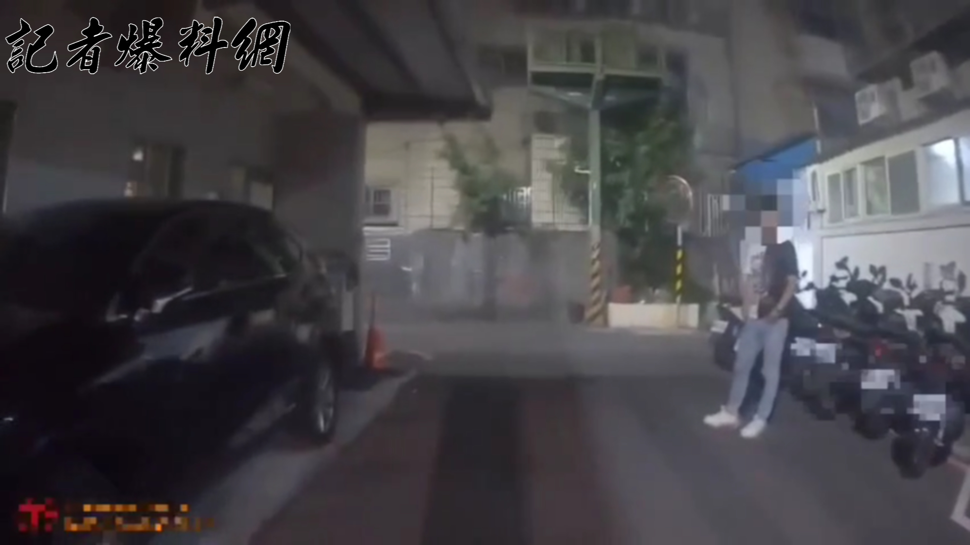 警方獲報趕抵現場時，持刀的劉男已和友人逃離，現場只剩下前任陳男。