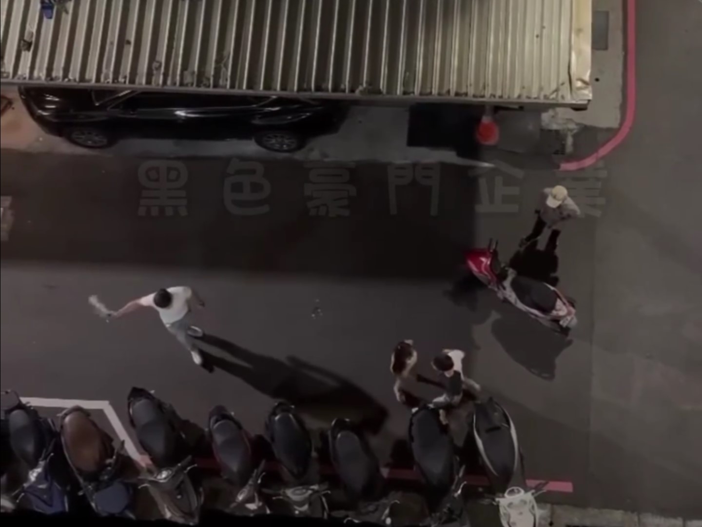 新北市三重區仁政街，前（3）日凌晨0時許傳出街頭對峙事件。（畫面翻攝自FB@黑色豪門企業2.0）