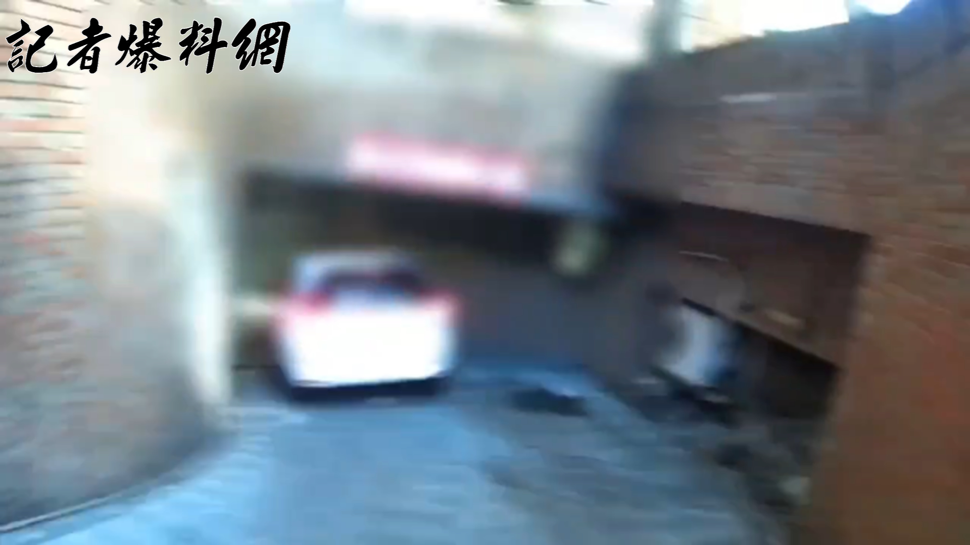 42歲倪姓男子將自小客車違規停在社區車庫出入口久久未移動，轄區員警巡邏經過發現有異，上前查看。