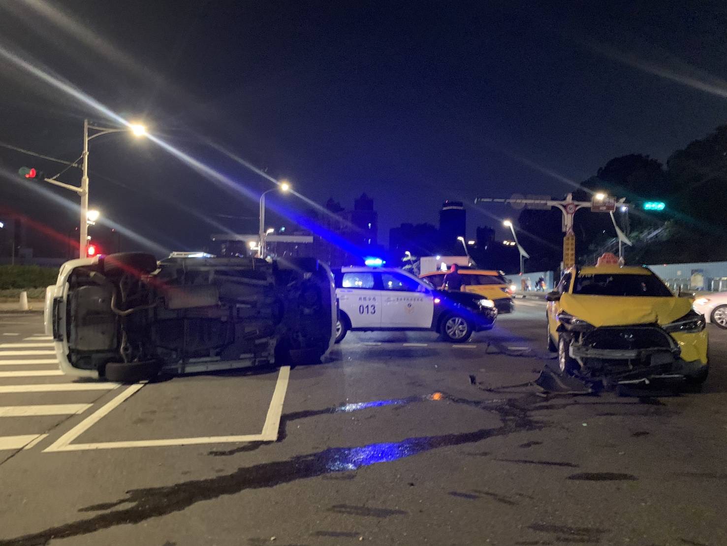 19歲蔡姓男子駕駛休旅車行經路口疑未依規定左轉，與1輛直行的計程車發生碰撞，休旅車被攔腰撞上，當場測翻橫躺路中。