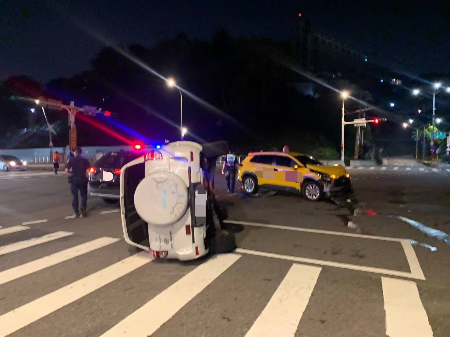 19歲蔡姓男子駕駛休旅車行經路口疑未依規定左轉，與1輛直行的計程車發生碰撞，休旅車被攔腰撞上，當場測翻橫躺路中。