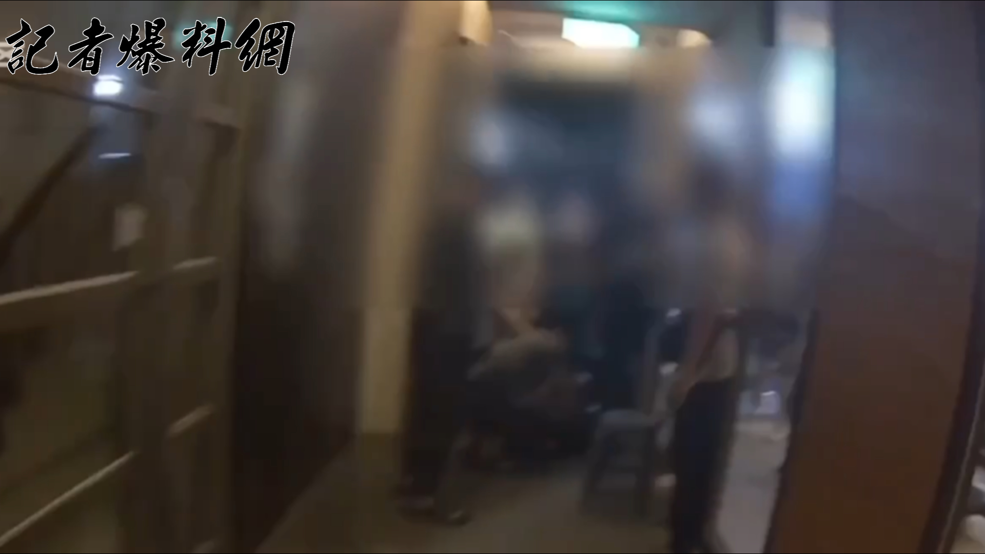 19歲許姓男子疑不滿社區舉辦中秋晚會的歡唱聲音過大，從家中取出開山刀到場「理論」並砍傷鄰居，遭住戶群起圍攻合力壓制。