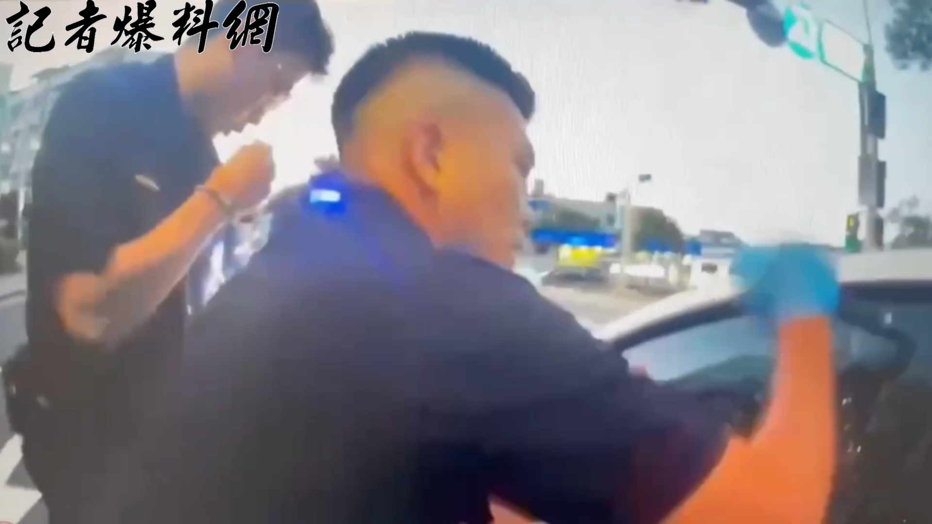 陳男驚醒後發動車輛猛力衝撞警車，員警當機立斷使用警棍實施破窗。
