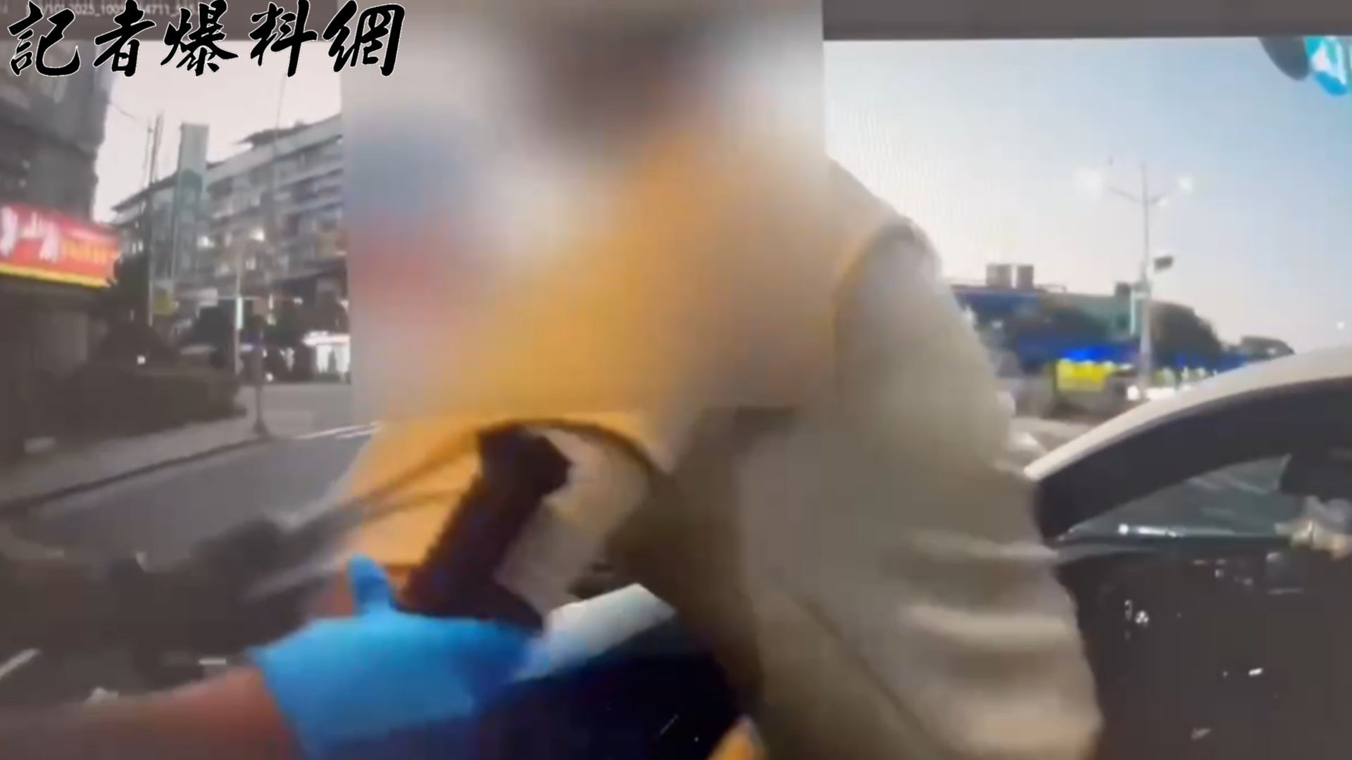 警員當機立斷，立即使用破窗器敲破車窗，將陳男拉下車壓制逮捕。