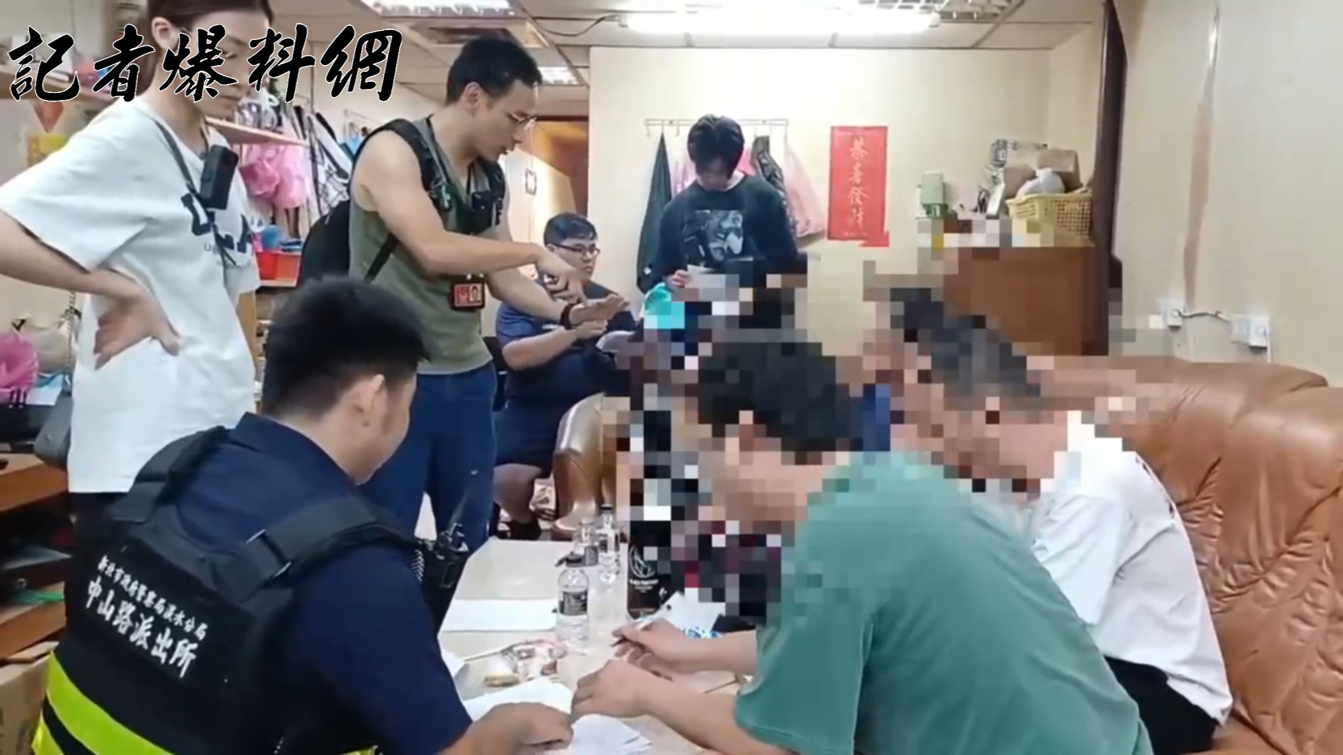 中秋連假期間，新北市淡水警分局展開掃蕩行動，於前（3）日晚間成功破獲1處隱身在土地公廟旁的職業賭場。