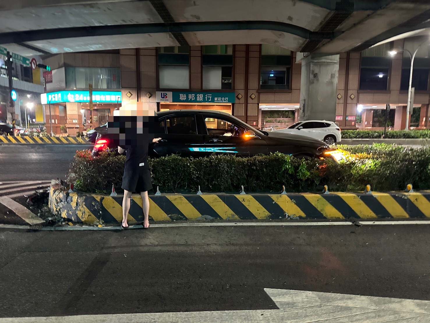 許男疑因精神不濟，直接撞上快慢車道之間的分隔島，車輛當場「騎上」分隔島。