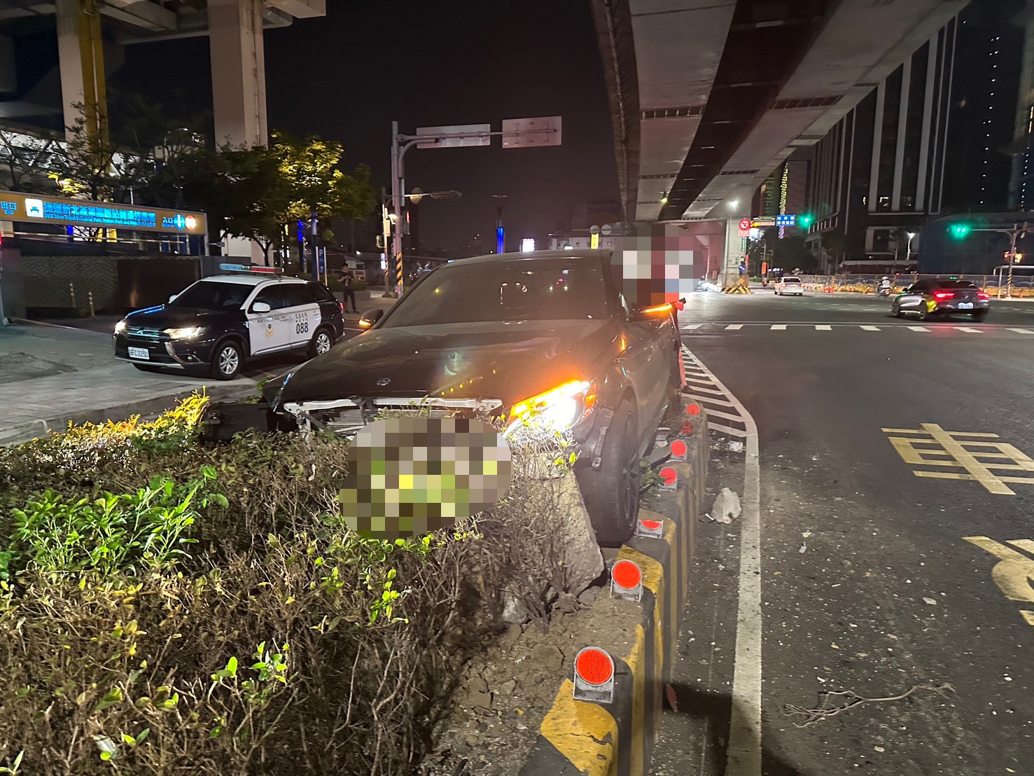 24歲許姓男子駕駛自小客車行經新北大道時，疑似因為疲勞駕駛，不慎失控自撞快慢車道分隔島。