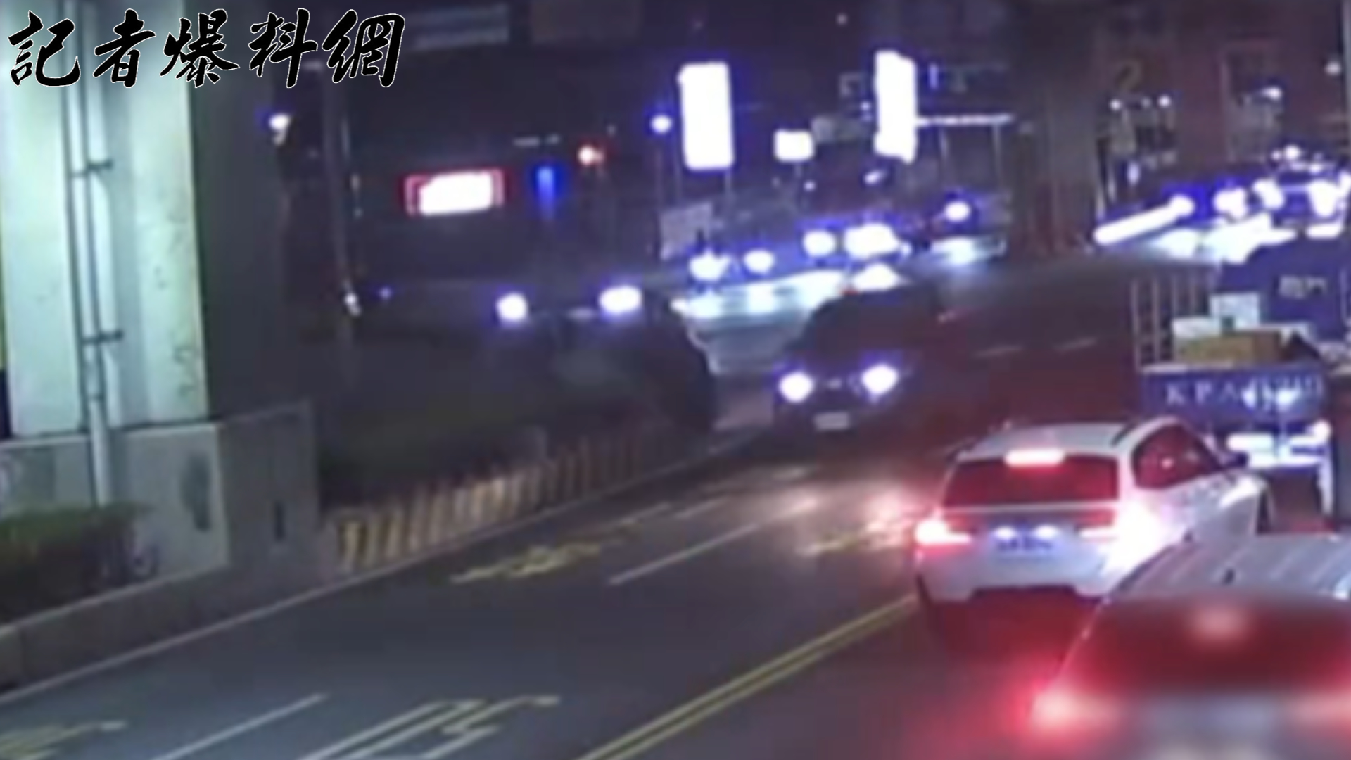 新北市新莊區昨（4）日深夜23時許發生1起自撞車禍。