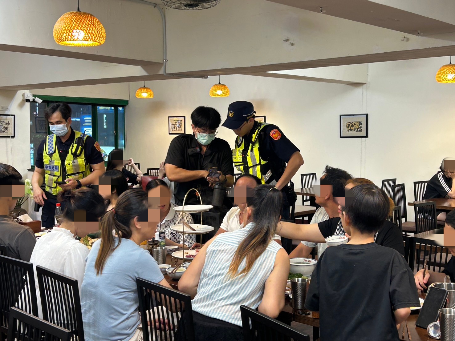桃園市中壢警分局昨（4）日晚間會同移民署桃園專勤隊，針對轄內中壢火車站周邊及中平商圈的移工消費場所，執行「外來人口治安顧慮場所臨檢查察專案勤務」。