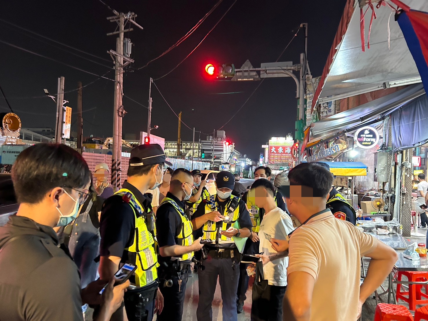 桃園市中壢警分局昨（4）日晚間會同移民署桃園專勤隊，針對轄內中壢火車站周邊及中平商圈的移工消費場所，執行「外來人口治安顧慮場所臨檢查察專案勤務」。