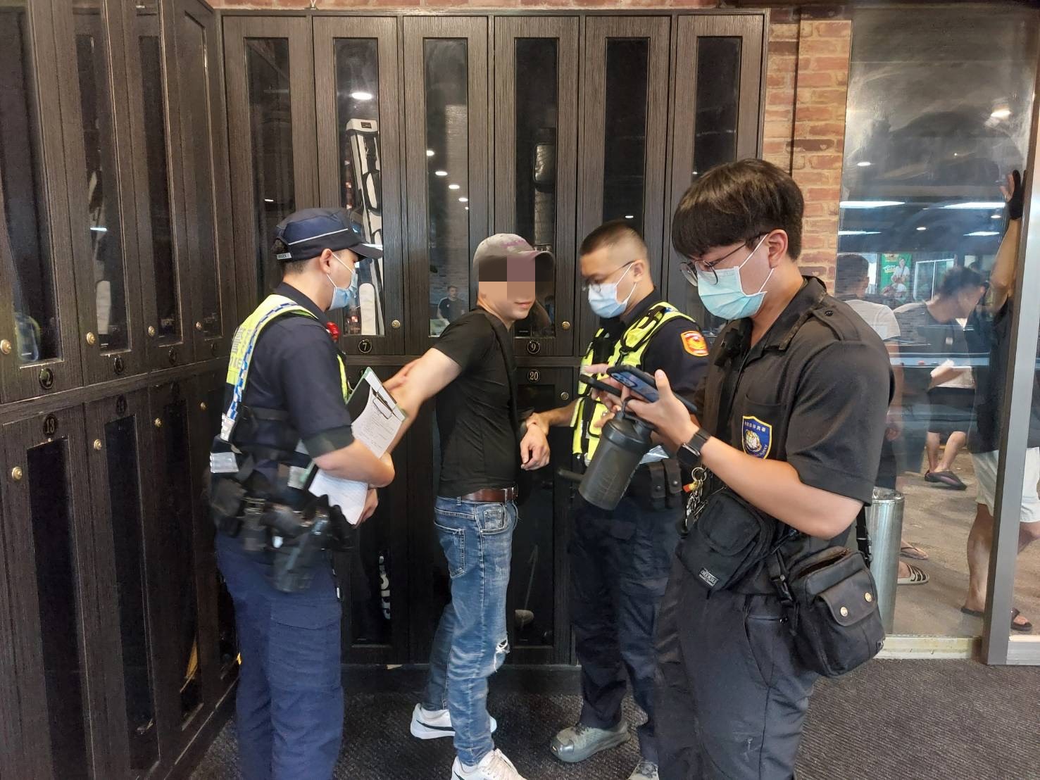 桃園市中壢警分局昨（4）日晚間會同移民署桃園專勤隊，針對轄內中壢火車站周邊及中平商圈的移工消費場所，執行「外來人口治安顧慮場所臨檢查察專案勤務」。