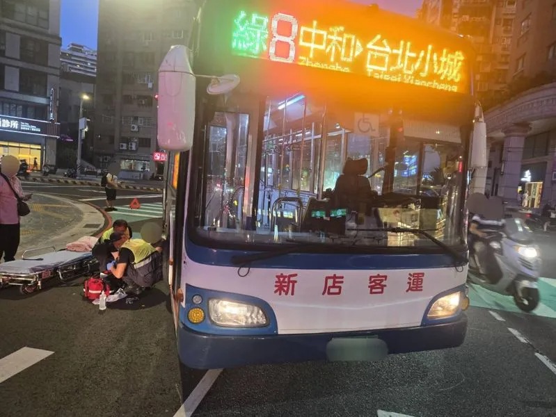 57歲郭姓公車駕駛行駛於中和路，欲右轉景安路時，未依規定停讓行人先行，右側車身直接撞上正在行人穿越道上的邱姓老婦。