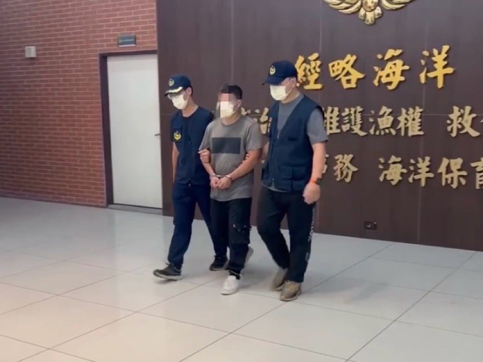 涉犯《洗錢防制法》的姬姓男子欲搭船出港海釣被岸巡人員查獲。