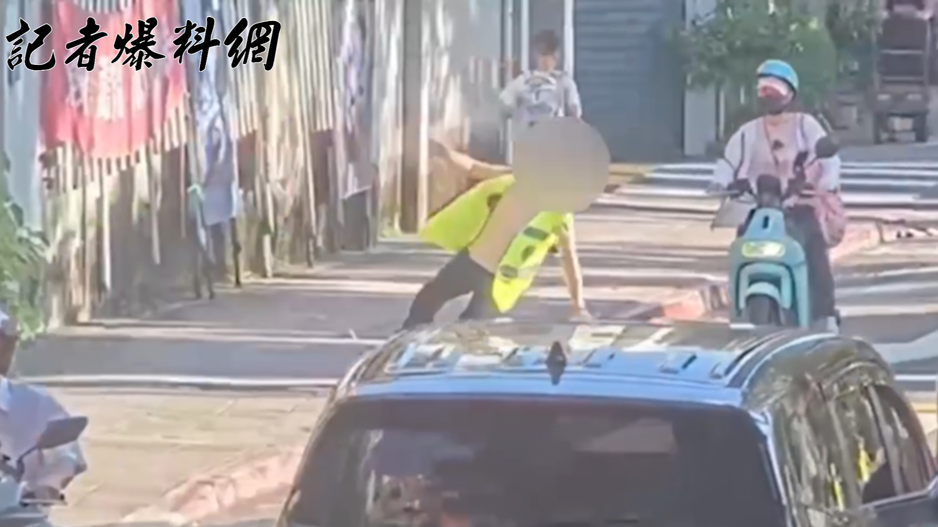 擔任學校志工的69歲曾姓婦人，在和平東路二段96巷人行道上因突感頭暈，身軀不穩偏向車道摔倒。