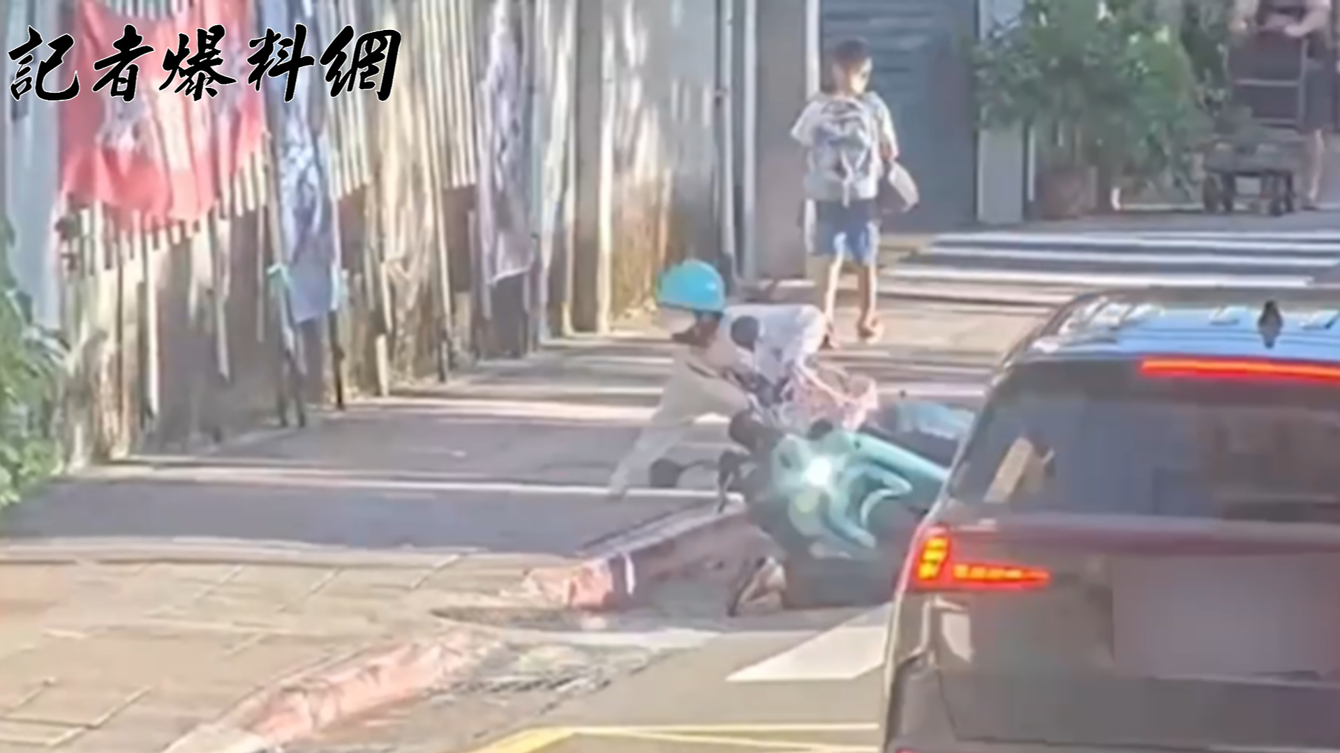 路過的黃姓女騎士煞車不及，前車頭不慎與倒地的曾女頭部發生碰撞，連人帶車倒地犁田慘摔。