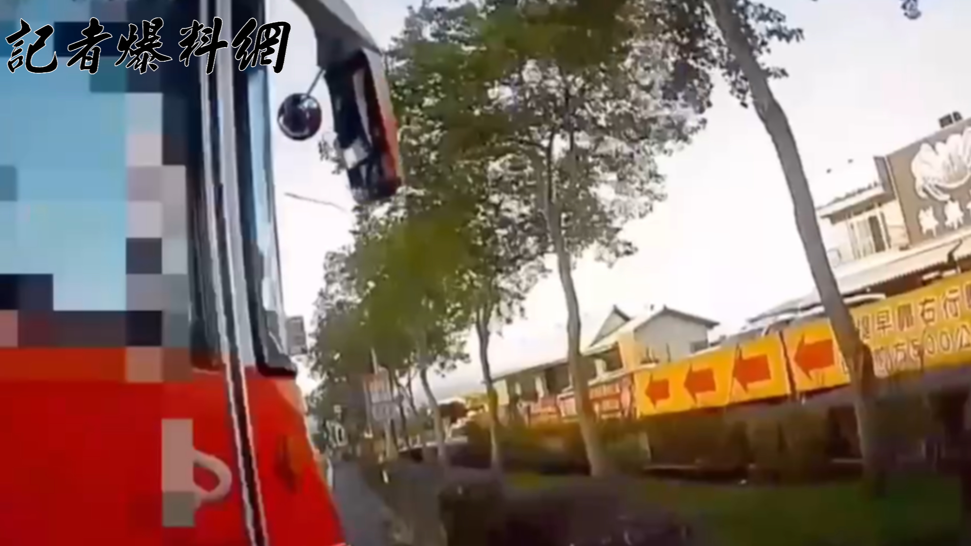 何姓女警緊急煞車並傾斜身體閃避，驚險地避開了碰撞。