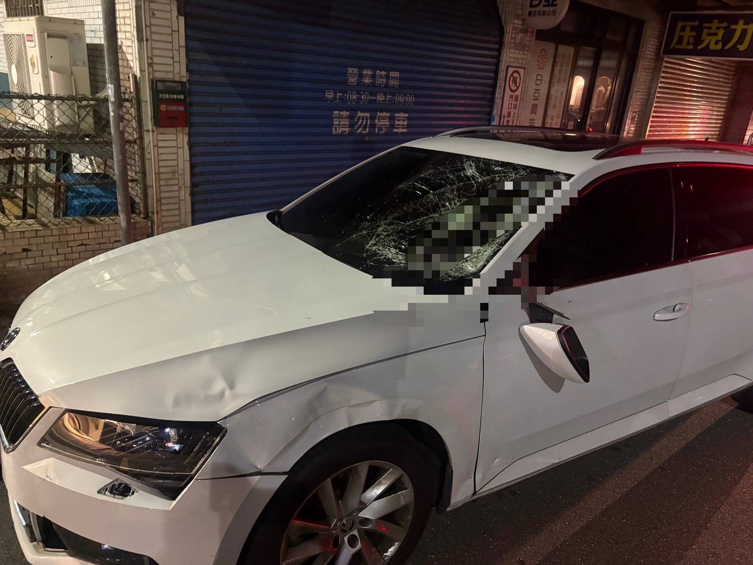 41歲周姓男子駕駛白色自小客車，沿永吉路120巷南往北直行，其左前車頭與沿永吉路30巷101弄西往東直行的電動輔助自行車右側車身發生猛烈碰撞。